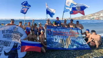 Камчатские любители зимнего плавания провели эстафету в Авачинской бухте