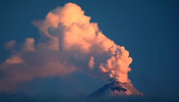 На Камчатке  вулкан Шивелуч выбросил столб пепла