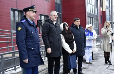 На Камчатке ключи от квартир в новом многоквартирном доме в Елизове получили граждане из категории детей-сирот 7