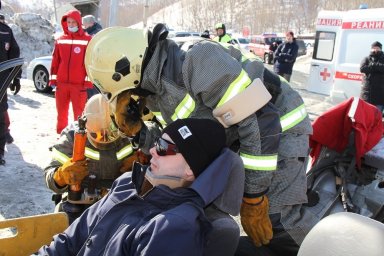 На Камчатке спасатели провели тренировку по ликвидации последствий крупного ДТП 6