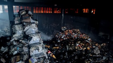 Пожар на продуктовном складе в Елизове потушен 2
