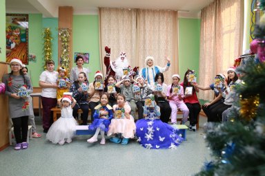 Праздничное представление для детей из тубдиспансера организовали камчатские парламентарии 5