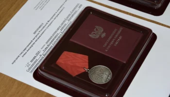 Елизовчан, героически погибших в зоне СВО, посмертно наградили медалями на Камчатке