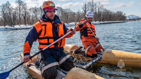 Спасатели камчатского отряда МЧС провели занятия по водной подготовке на реке Быстрой 2