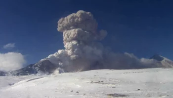 На Камчатке зафиксирован ещё один пепловый выбрoc из вулканa Безымянного