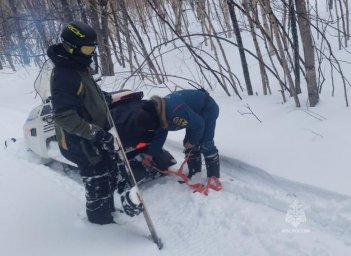На Камчатке спасатели откапали сноубордистов, застрявших в снегу 1