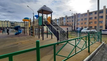 В Петропавловске-Камчатском обновляют элементы и оборудование детских площадок