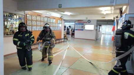 Камчатские пожарные отрабатывали эвакуацию детей из "горящей" школы в Милькове 1