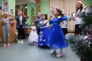 Праздничное представление для детей из тубдиспансера организовали камчатские парламентарии 12
