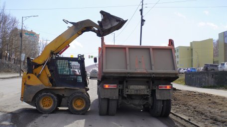 Дорожные службы активизируют работу по уборке песка с магистралей и внутриквартальных проездов в столице Камчатки 4