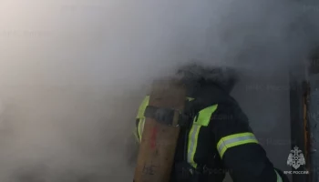 Камчатские пожарные эвакуировали мужчину из задымлённой квартиры
