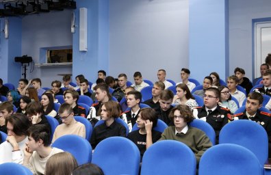 Офицеры ВВС Министерства обороны РФ рассказали камчатским школьникам о профессиях, связанных с лётным делом 6