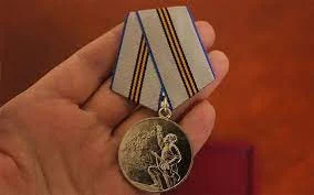 На Камчатке мужчина похитил памятную медаль к 75-летию Великой Победы у пенсионера