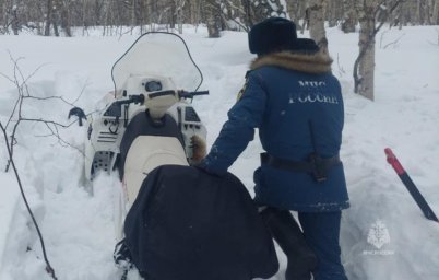 На Камчатке спасатели откапали сноубордистов, застрявших в снегу 0