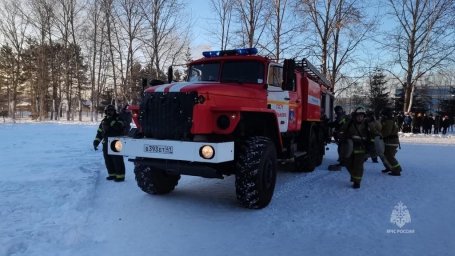 Камчатские пожарные отрабатывали эвакуацию детей из "горящей" школы в Милькове 2