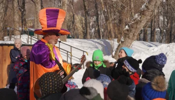 Клоун Шурка веселил детей в парке на ул. Индустриальная в столице Камчатки