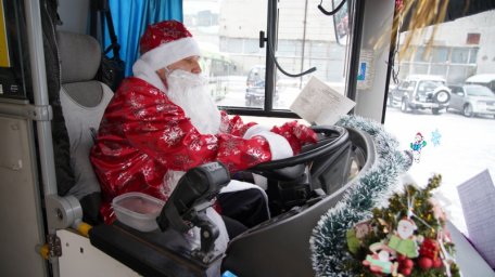 Новогодний автобус под управлением Деда Мороза возил пассажиров в столице Камчатки 0