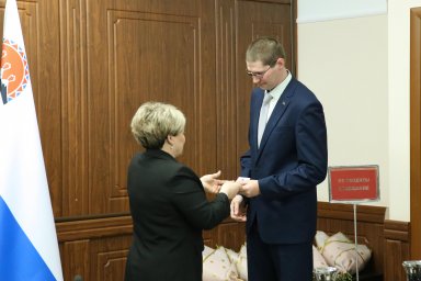 На 19-й сессии камчатского парламента депутатское удостоверение вручили Дмитрию Шадрину 2
