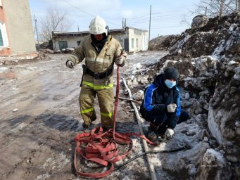 На Камчатке краевые пожарные приступили к помывке социально значимых объектов от пепла 4