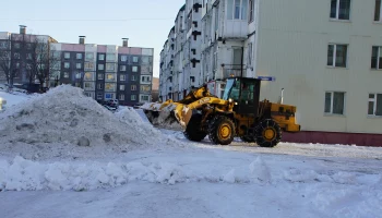 В Петропавловске-Камчатском все силы брошены на расчистку придомовых территорий и посыпку тротуаров