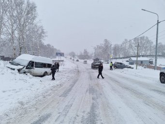 На Камчатке пассажирский автобус столкнулся с легковым автомобилем 1