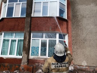 На Камчатке краевые пожарные приступили к помывке социально значимых объектов от пепла 7