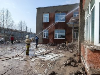 На Камчатке краевые пожарные приступили к помывке социально значимых объектов от пепла 3