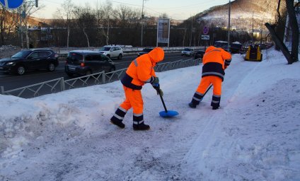 В столице Камчатки "Четра" скалывает лед на пешеходных зонах и площадках автобусных павильонов 0