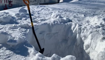 В столице Камчатки пожарные откапывают гидранты от снега