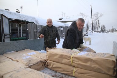 Зампред камчатского парламента привез мильковчанам новогодние подарки 25