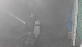 На Камчатке в поселке Озерновский огнеборцы ликвидировали пожар на перерабатывающем заводе