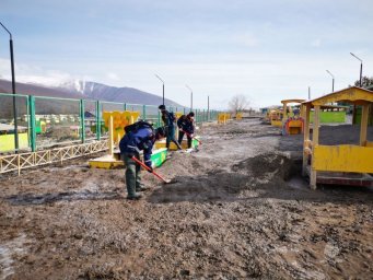 В поселки Ключи Усть-Камчатского района работы по расчистке территории от пепла продолжаются 5