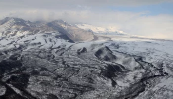 На Западном склоне вулкана Шивелуч на Камчатке обнаружены три мощные фумаролы