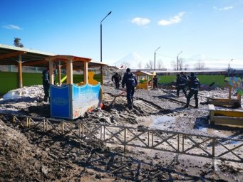 В поселки Ключи Усть-Камчатского района работы по расчистке территории от пепла продолжаются 8