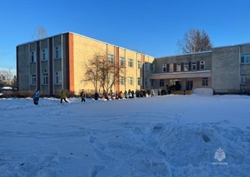 Камчатские пожарные отрабатывали эвакуацию детей из "горящей" школы в Милькове 4