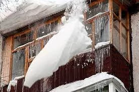 Снежная масса упала на подростка с крыши дома в столице Камчатки