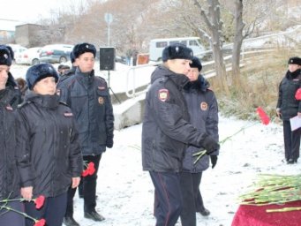 В столице Камчатки торжественно открыли мемориальную доску в честь участкового, погибшего при исполнении служебного долга 4