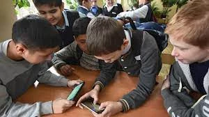 Родители одной из школ в Кемерове самостоятельно приняли решение об изъятии телефонов во время уроков