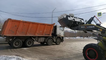 Дорожные службы днем и ночью вывозят снег с дорог столицы Камчатки
