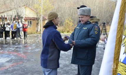 На Камчатке учащимся профильной смены «Школа безопасности» вручили сертификаты об освоении пожарного и спасательного дела 2