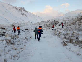 Несколько десятков человек продолжают поиски мужчины, пропавшего после схода лавины на Камчатке 5
