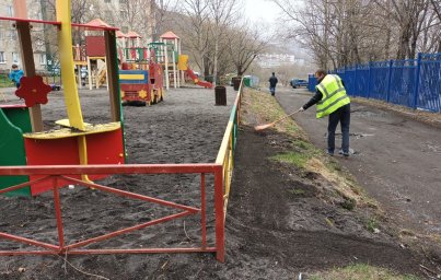 В столице Камчатки подрядные организации готовят детские площадки к эксплуатации в летний период 4