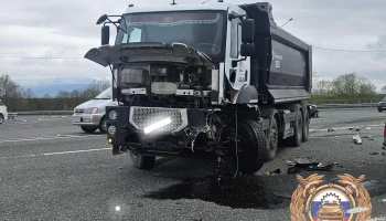 На Камчатке зафиксировано массовое ДТП, виновник которого предпринял попытку скрыться с места происшествия. На Камчатке зафиксировано массовое ДТП, виновник которого предпринял попытку скрыться с места происшествия.