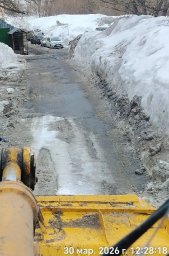 Бригады ручного труда заняты очисткой тротуаров в Петропавловске-Камчатском 0