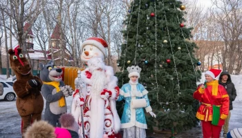 Огни ещё шести праздничных ёлок зажглись в столице Камчатки Огни ещё шести праздничных ёлок зажглись в столице Камчатки
