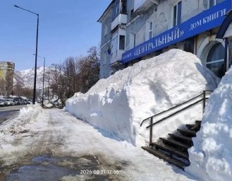 Работы по устранению снежного наката, расширению проезжей части и вывозу снега продолжаются в Петропавловске-Камчатском 6