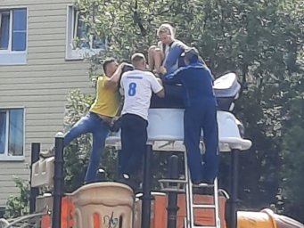 На Камчатке спасатели сняли ребенка с крыши детской площадки 4