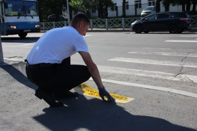 В столице Камчатки госавтоинспекторы нарисовали лозунги на асфальте, призывающие к соблюдению Правил дорожного движения 2