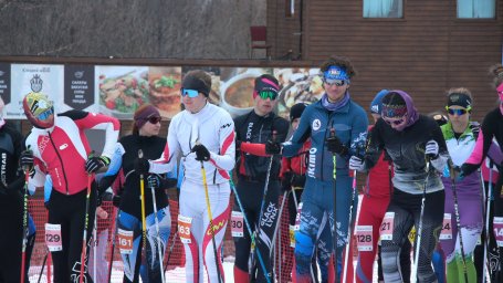 Через туман пробирались спортсмены по ски-альпинизму в вертикальной гонке на 3-ем этапе Кубка России 18