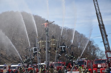 Пожарные Камчатки отметили 375-летний юбилей большим шоу 23